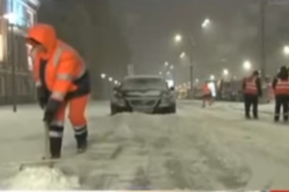 (VIDEO) OTKAZANO 30 LETOVA: Sneg i led okovali Moskvu