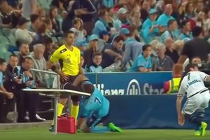 (VIDEO) JEZIVO: Pogledajte kako je fudbaler udario glavom o sto usred meča i umalo poginuo