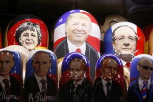 (FOTO) BABUŠKE SA TRAMPOVIM LIKOM HIT U MOSKVI: A sa Klintonovom ne prodaju uopšte