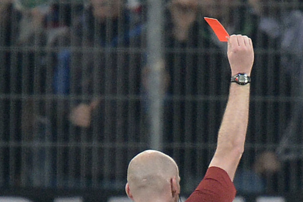(UZNEMIRIJUĆE FOTOGRAFIJE) UŽASNA TRAGEDIJA: Fudbaler ubio sudiju na utakmici zbog crvenog kartona