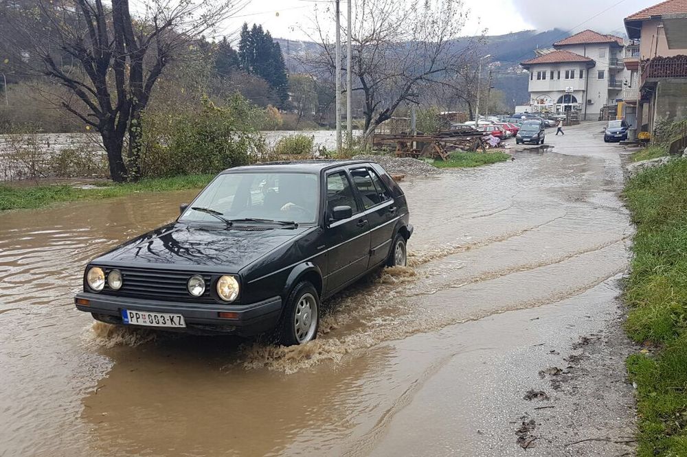 POPLAVE PRETE SRBIJI: Potopljeni delovi Sjenice, voda ušla u 100 kuća, 12 evakuisano u Tutinu!