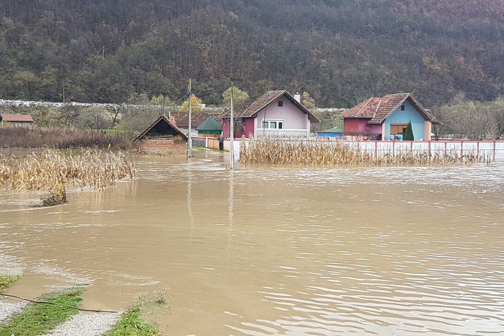 ALARMANTNO, PALO 42 LITRA KIŠE PO KVADRATU: Potopljeni delovi Sjenice, voda ušla u 100 kuća!