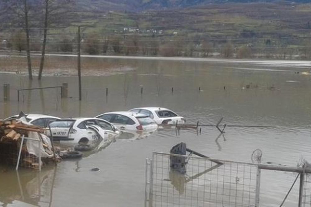 (VIDEO, FOTO) CRNA GORA POD VODOM: Reke se izlile, poplavljeno stotine kuća, voda odnela magistralu!