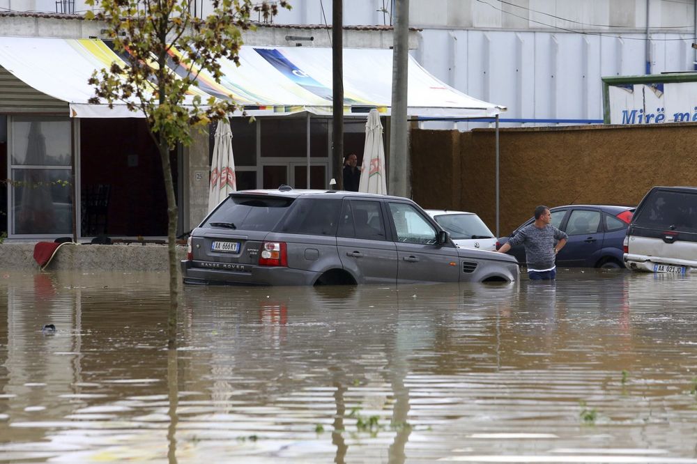 (FOTO,VIDEO) ALBANIJA POTOPLJENA: Kiša napravila poplave, ima mrtvih a hiljade bez struje
