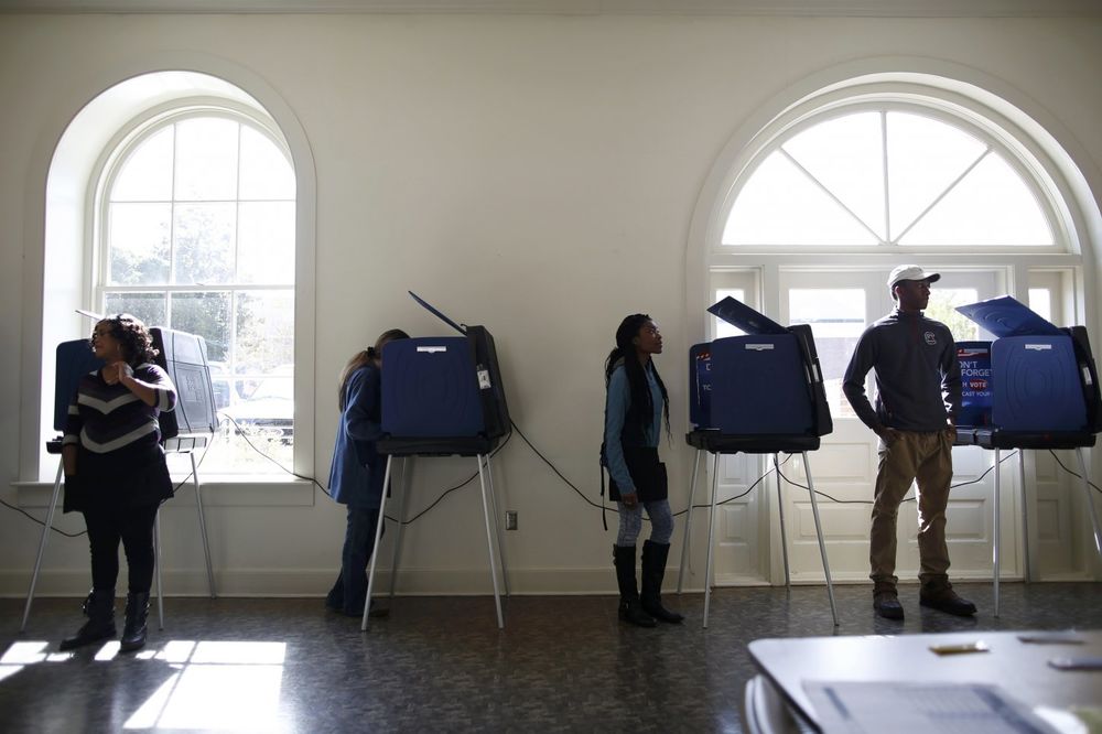 IZBILI PRVI INCIDENTI NA BIRALIŠTIMA U SAD: Pokvarile se mašine za glasanje, pa nastao haos