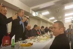 (KURIR TV) PALMA NAPRAVIO HAOS U BEČU: Dragomir Karić oteo mikrofon od Đanija pa pustio glas!