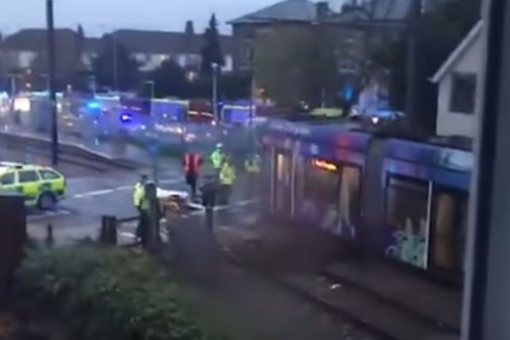 (VIDEO) PREVRNUO SE TRAMVAJ U LONDONU: Dvoje zarobljeno pod vagonom, 50 povređeno