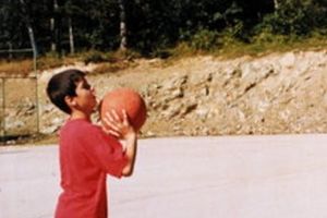 (FOTO) SLIKA KOJA JE ODUŠEVILA SVET: Da li je znate ko je ovaj dečak sa loptom?