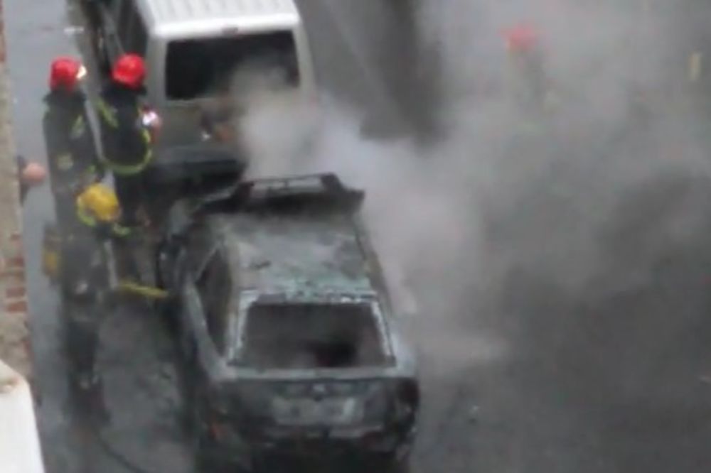 POŽAR NA STAROM GRADU: Izgoreo automobil u ulici Koste Stojanovića