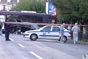 (VIDEO) BAŠ PRED OBAMINU POSETU: Dvojica na motoru bacili bombu na francusku ambasadu u Atini