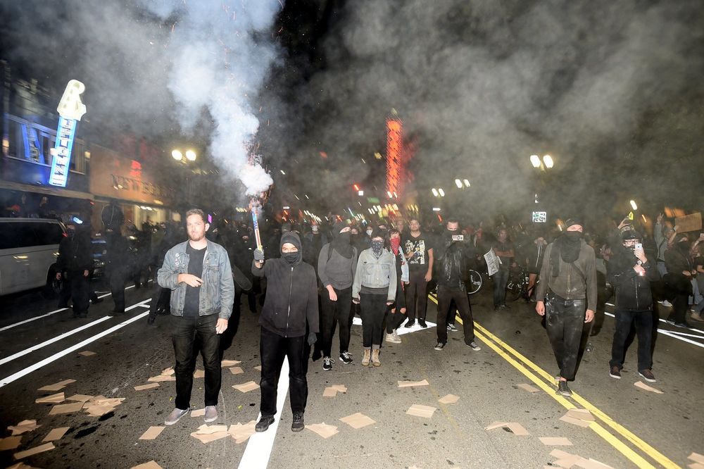 (FOTO PRIČA) TUČE DEMONSTRANATA I POLICIJE ŠIROM AMERIKE: Blokirani putevi, Šer i Madona na ulicama!