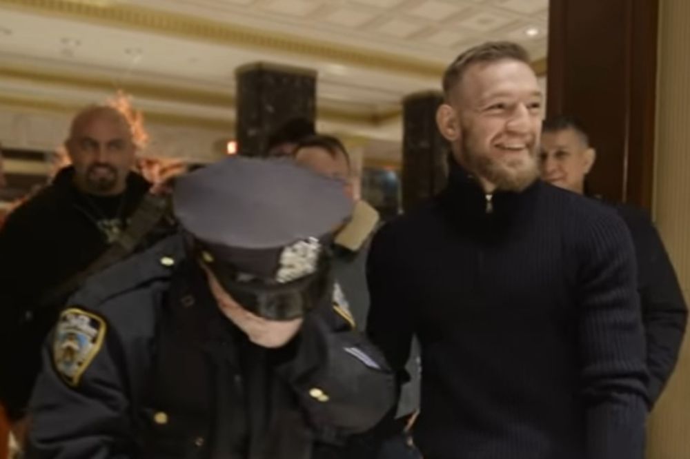 (VIDEO) RASPLAKAO POLICAJKU: UFC šampion pokazao nežniju stranu