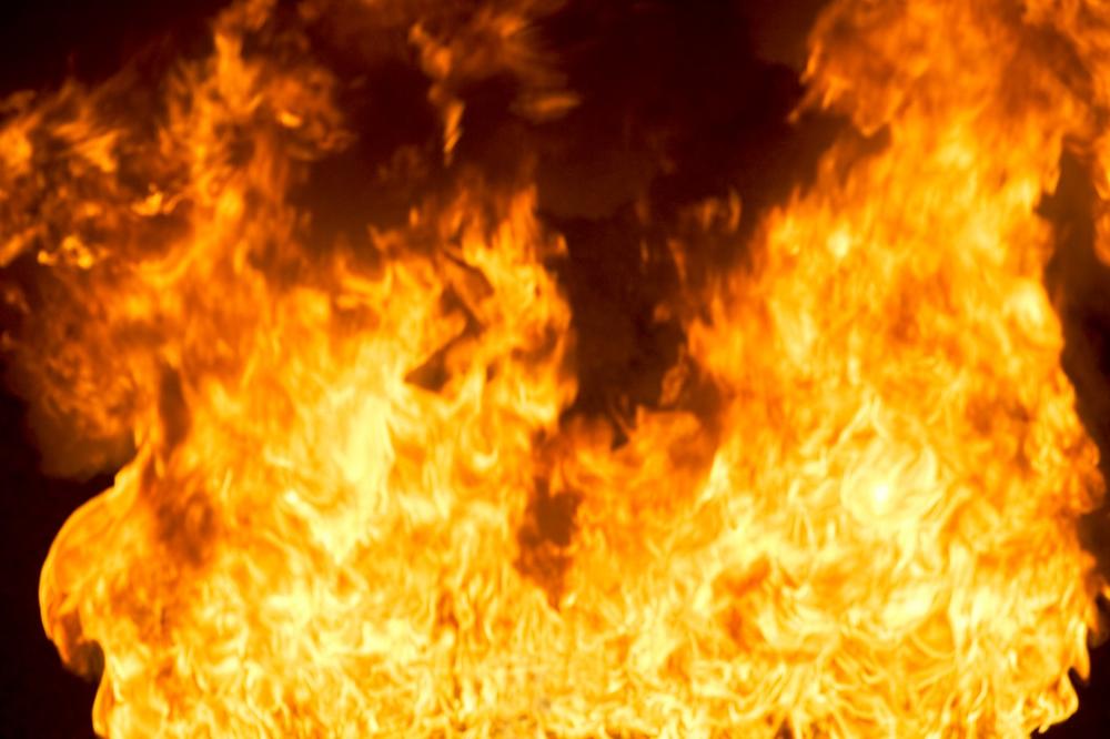 GORI PEKARA NA BANOVOM BRDU: Vatrogasci se bore sa plamenom, nema informacija o povređenima