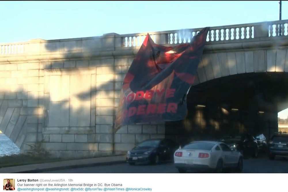 (FOTO) ZBOGOM, UBICO: U Vašingtonu osvanuo baner s Obaminim likom i šokantnom porukom