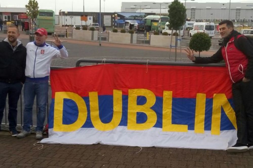 KURIR U VELSU: Evo ko je dočekao fudbalere Srbije na aerodromu u Kardifu