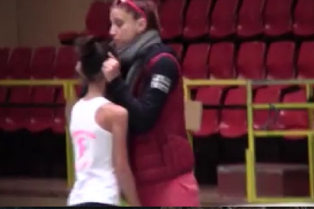 (VIDEO) SKANDAL U BUGARSKOJ: Pogledajte kako trener maltretira devojčicu na treningu
