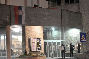 (FOTO) VANDALIZAM U UŽICU: Sa zgrade Narodnog pozorišta sklonjene zastave Hrvatske i CG zbog pretnji