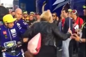 (VIDEO) SRAMOTNI ISPAD LEGENDARNOG ITALIJANA: Valentino Rosi motorom pregazio navijačicu