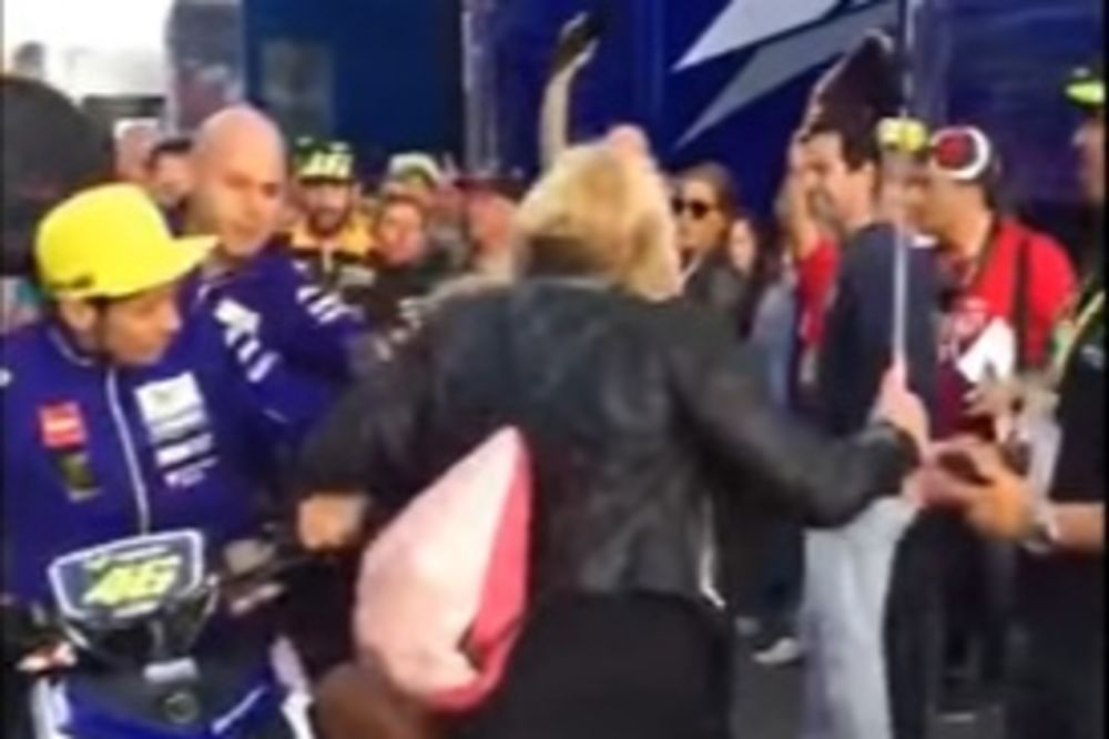 (VIDEO) SRAMOTNI ISPAD LEGENDARNOG ITALIJANA: Valentino Rosi motorom pregazio navijačicu