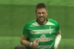 (VIDEO) JAČI OD BOLESTI Slavni fudbaler dok čeka transplantaciju bubrega igra fudbal i daje golove!