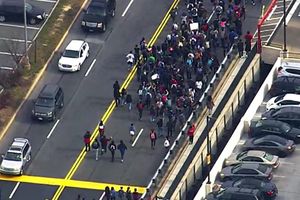 ĐACI POBEGLI SA ČASOVA I IZAŠLI NA ULICE: Srednjoškolci u Merilendu marširaju protiv Trampa