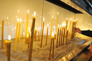 DANAS SU MIHOLJSKE ZADUŠNICE: Zapalite sveću za pokoj duše, ali veruje se da ovo nikako ne valja raditi na groblju