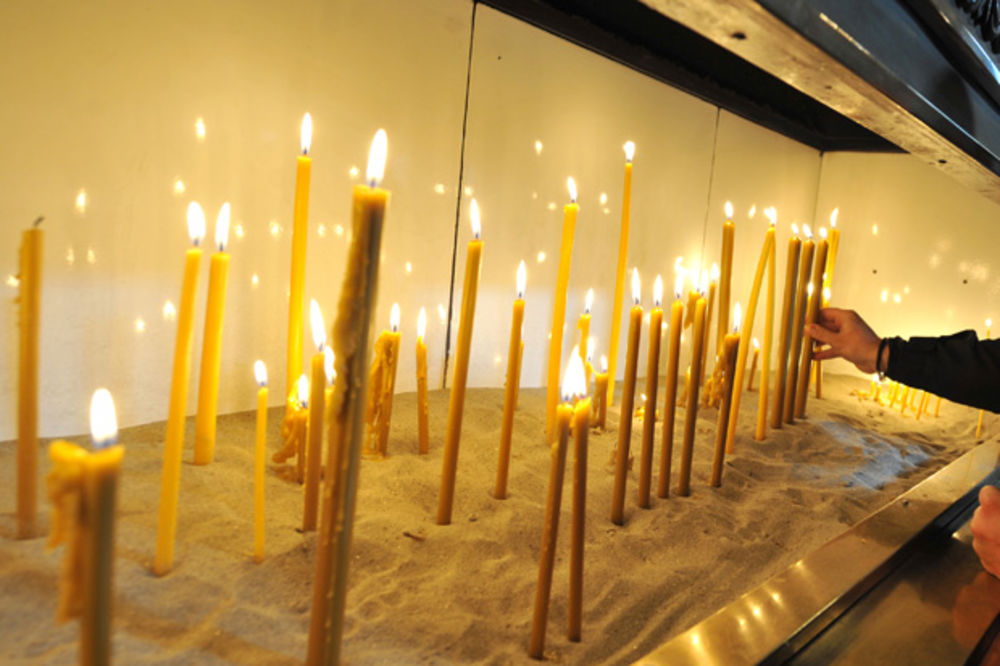 DANAS SU MIHOLJSKE ZADUŠNICE: Zapalite sveću za pokoj duše, ali veruje se da ovo nikako ne valja raditi na groblju