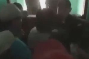 (UZNEMIRUJUĆI VIDEO) OVAKO JE NAROD PRESUDIO PEDOFILU UBICI: Upali u zatvor i obesili ga na ulici