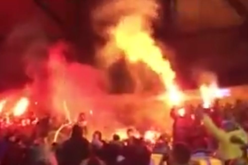 (VIDEO) SRAMNI SKANDAL U HARKOVU: Ukrajinski navijači zapalili SRPSKU ZASTAVU!