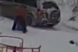 (VIDEO) AUTOM DIREKTNO NA DETE: Džipom dva put pregazio devojčicu dok se sankala