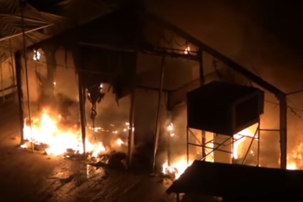 (VIDEO) HAOS NA HIOSU: Migranti spalili kamp, razbijali izloge i automobile