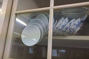 (FOTO) PITANJE KOJE JE NAPRAVILO HAOS NA INTERNETU: Kako da otvorim vitrinu, a da tanjiri ne padnu?