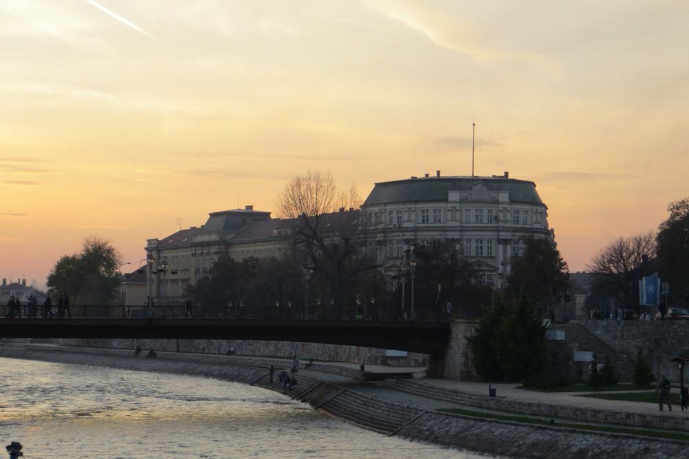 OVO SRBIJA NE PAMTI: Poreski inspektori Nišliji zatvorili radnju, a on im okačio kletvu u izlog