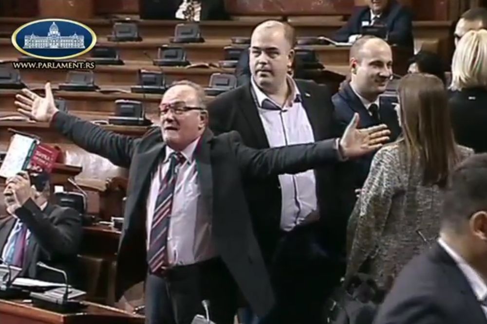 (VIDEO) URLICI U SKUPŠTINI, UMALO TUČA Opšta svađa zbog Rističevića, zasedanje parlamenta prekinuto!