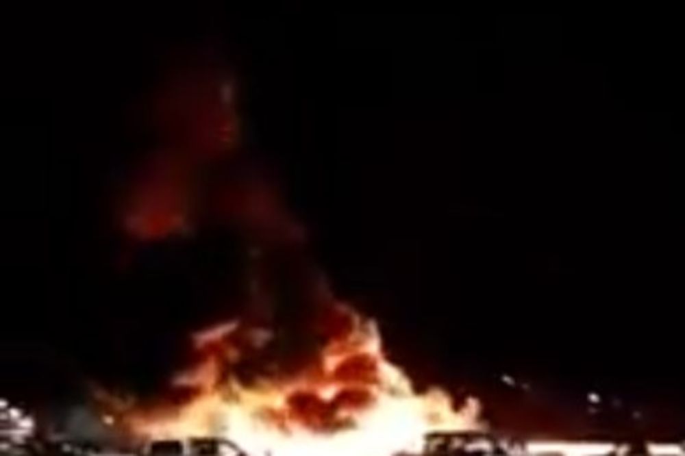 (VIDEO) AVION SE SRUŠIO NA PARKING U NEVADI: Automobili zapaljeni, građani se evakuišu