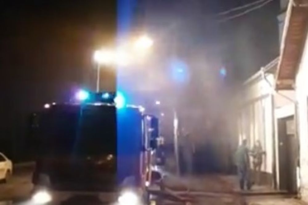(VIDEO) POŽAR U FUTOGU: Muškarac povređen dok je bežao od vatre