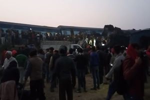 (VIDEO) VOZ ISKOČIO IZ ŠINA: Više od 100 poginulih, 150 povređenih u železničkoj nesreći u Indiji