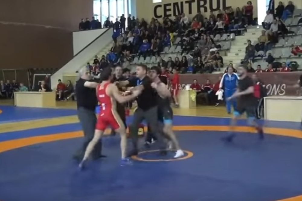(VIDEO) JOŠ NEVIĐENO: Borba ruskog i gruzijskog rvača prekinuta zbog masovne tuče!