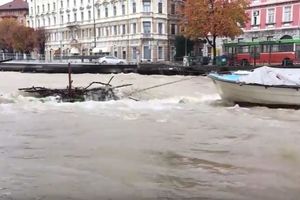 (VIDEO) RIJEKA POD VODOM: Obilne kiše potopile ulice, prodavnice, garaže, ali i gradski stadion
