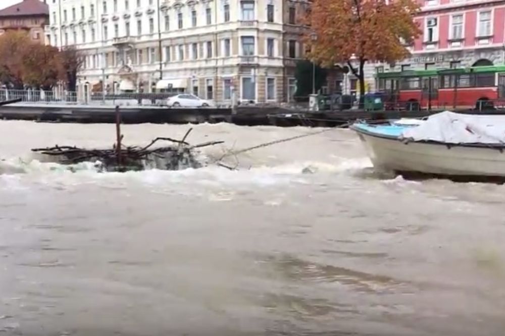 (VIDEO) RIJEKA POD VODOM: Obilne kiše potopile ulice, prodavnice, garaže, ali i gradski stadion