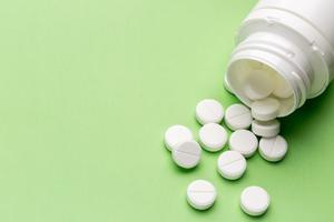 RAZMISLITE PRE NEGO ŠTO NA SVOJU RUKU UZMETE OVAJ LEK ZBOG KORONE: Aspirin može da izazove i krvarenje!