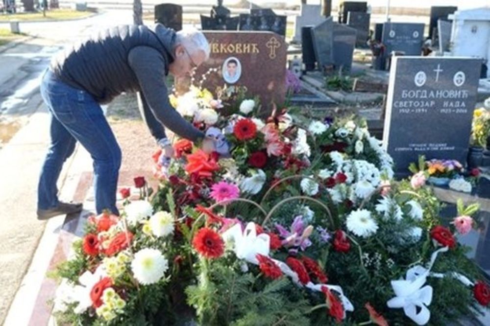 ODALI POŠTU UBIJENOM NAVIJAČU: Delegacija KK Crvena zvezda obišla grob Marka Ivkovića