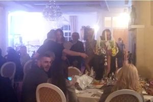 (KURIR TV) ĐANI NE ŠTEDI: Pevač slavi Aranđelovdan u restoranu, a evo kako su se gosti provodili!