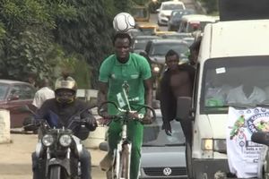 (VIDEO) GINISOV REKORD: Ovaj Nigerijac je 103 kilometra vozio bicikl sa loptom na glavi!
