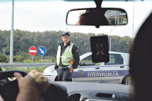 TURČIN ISPOD SEDIŠTA AUTOMOBILA KRIO NOVAC: Srpski carinici mu na prelazu Gradina oduzeli više od 50.000 evra!