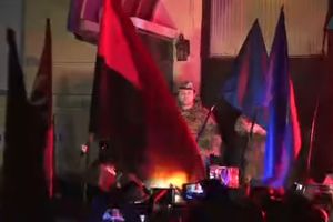 (VIDEO) HAOS NA MAJDANU ZA TREĆU GODIŠNJICU KRVOPROLIĆA: Masovna tuča nacionalista i policije