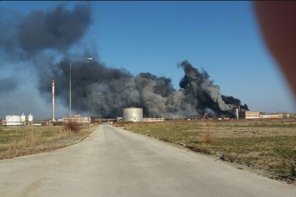 (FOTO) VELIKI POŽAR U OBRENOVCU: Gori fabrika hemije!