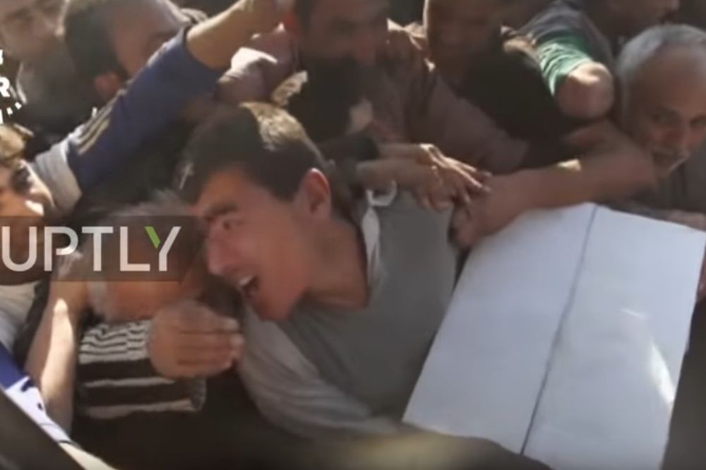 (VIDEO) OČAJ GLADNIH: Iračani gazili jedni preko drugih za parče hleba