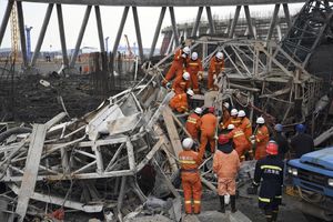 (VIDEO) VELIKA TRAGEDIJA U KINI: Srušila se skela na gradilištu, najmanje 67 ljudi mrtvo
