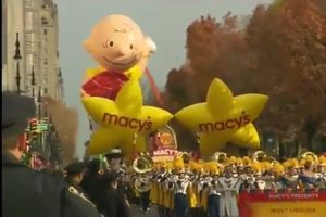 (VIDEO) NJUJORK PROSLAVIO DAN ZAHVALNOSTI: Čarli Braun na čelu parade uz neviđene mere bezbednosti